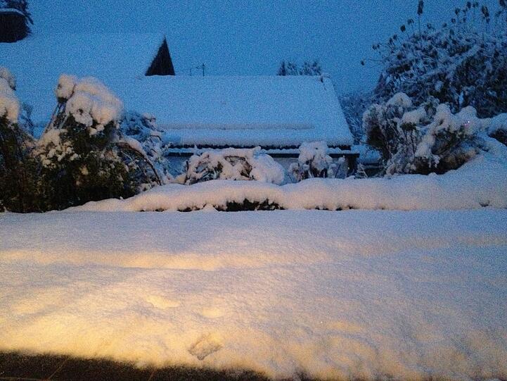 In Schaftlach/Waakirchen sind seit gestern Nachmittag 17 Uhr rund 30 cm Neuschnee gefallen.