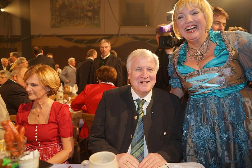 Claudia Roth steht neben Horst Seehofer.