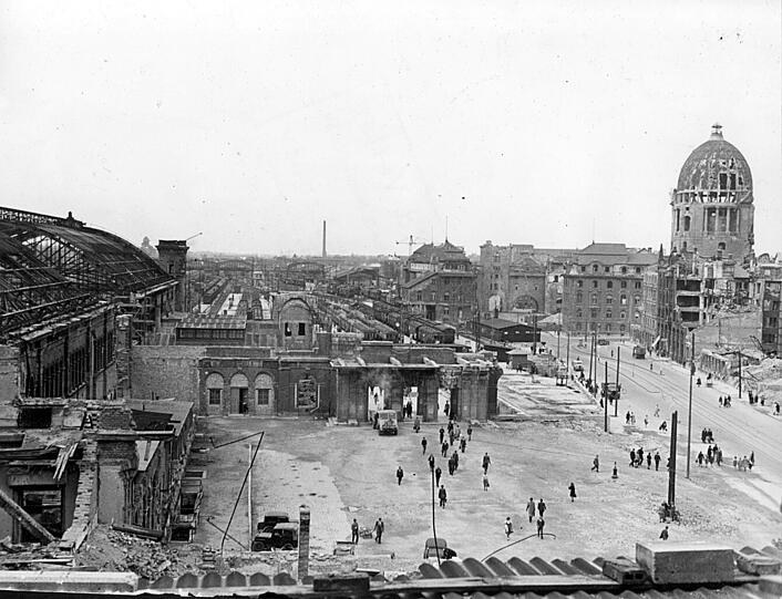 1945: Die Gleishalle links steht noch, der Starnberger Flügelbahnhof (Mitte) ist zerstört. Hinten: die beeindruckende Kuppel des Verkehrsministeriums (später abgerissen).