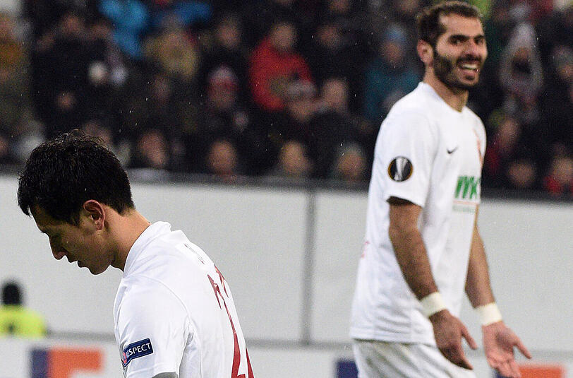Augsburgs Dong-Wong Ji (l) und Halil Altintop reagieren enttäuscht nach der knappen Niederlage gegen Bilbao.