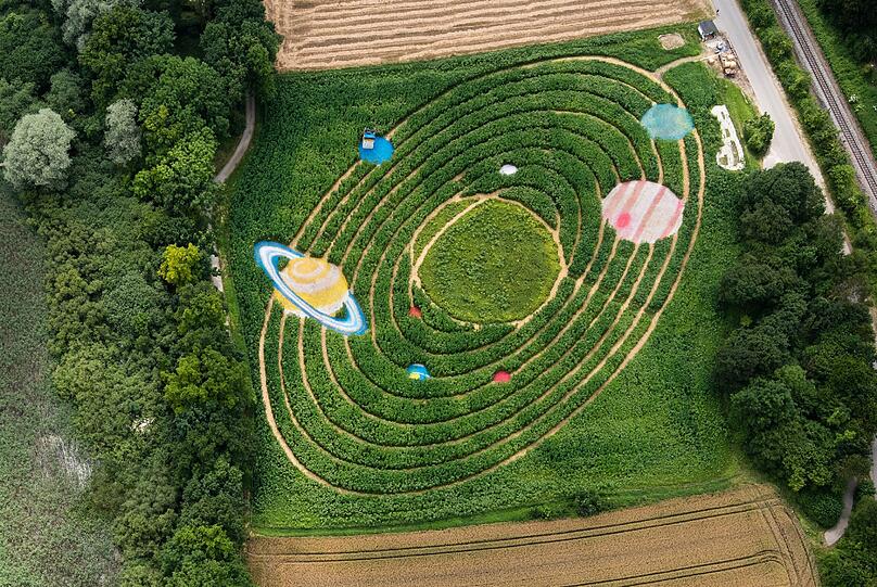 Die Sonne besteht aus gelb blühendem Sommerraps, die Planeten sind aus gefärbten Hackschnitzeln gefertigt.