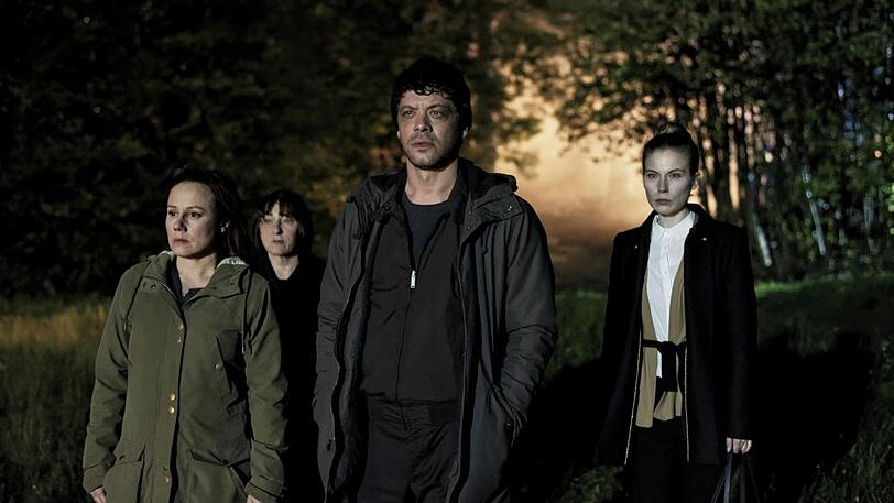 Franziska Tobler (Eva Löbau) und Luka Weber (Carlo Ljubek), die gemeinsam mit Cornelia Harms (Steffi Kühnert) und der polizeilichen Qualitätskontrolleurin Meike Richter (Nora Waldstätten) einen Tatort aufsuchen.