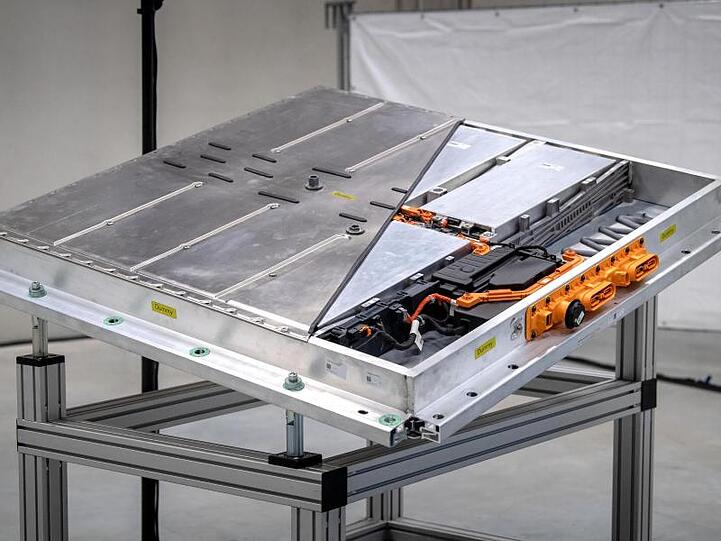 Das Batteriesystem im fertigen Gehäuse mit Batteriezellen und Steuereinheit für die neue Elektroauto-Serie von VW. Die Industrie macht beim geplanten Pass für fair hergestellte Batterien Tempo.