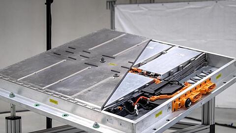 Das Batteriesystem im fertigen Gehäuse mit Batteriezellen und Steuereinheit für die neue Elektroauto-Serie von VW. Die Industrie macht beim geplanten Pass für fair hergestellte Batterien Tempo.