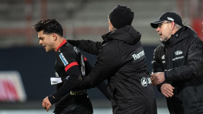 Der Wirbel um die angeblichen verbalen Anfeidungen gegen Bayer-Profi Amiri (l) durch einen Union-Spieler überlagerten das Spiel.