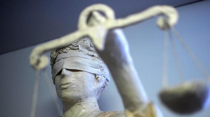 Blick auf die Statue Justitia.