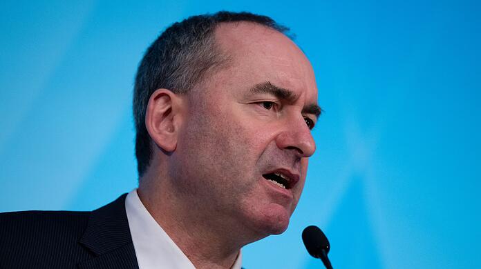 Wirtschaftsminister Hubert Aiwanger (Freie Wähler) poltert gegen Flüchtlinge, die in ihrer Heimat Urlaub machen.(Archivbild)