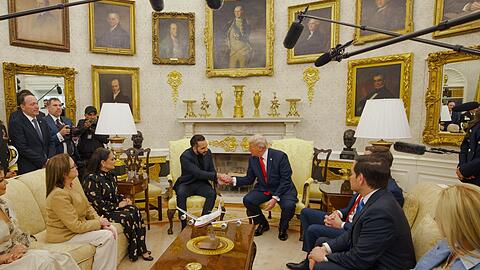Trump beantwortet bei einem Treffen mit El Salvadors Präsident Fragen der Presse.