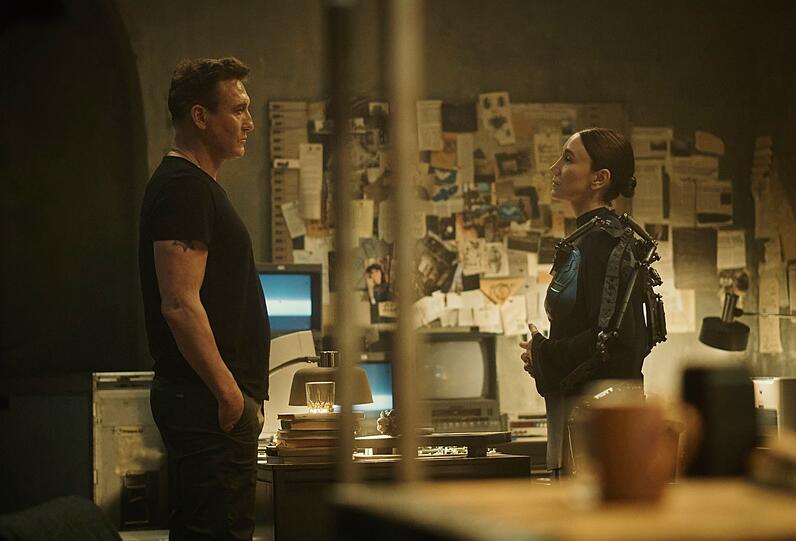 Ex-Soldat Aart Westerfeld (Oliver Masucci) und Europol-Chefin Katarina Kush (Sibel Kekilli) kennen sich von früher. Ex-Soldat Aart Westerfeld (Oliver Masucci) und Europol-Chefin Katarina Kush (Sibel Kekilli) kennen sich von früher.