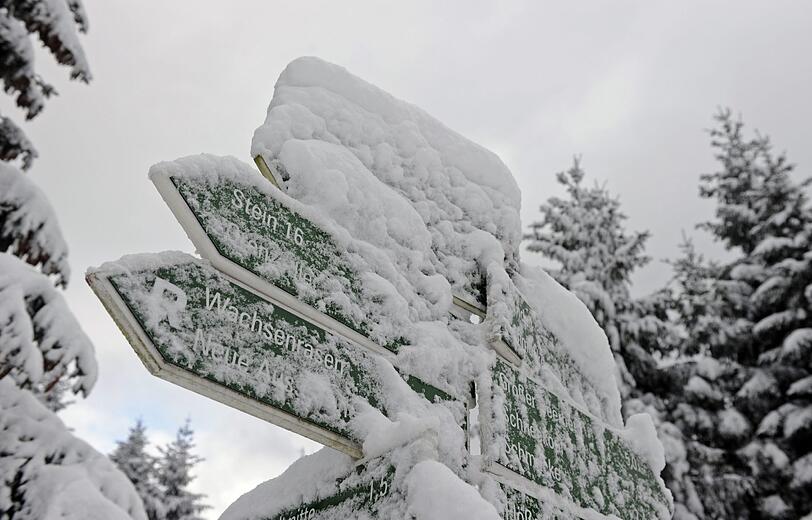 Wintersportfreunde können sich freuen: In einigen Regionen Bayerns hat sich am Montag endlich der Winter blicken lassen - auch in anderen Teilen Deutschlands fiel Schnee.