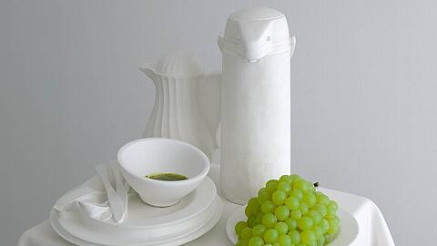 Hans Op de Beecks Stillleben &bdquo;Bachelor still life (1)&ldquo; mit perfekt nachgebildeten Gegenständen des modernen Alltags.