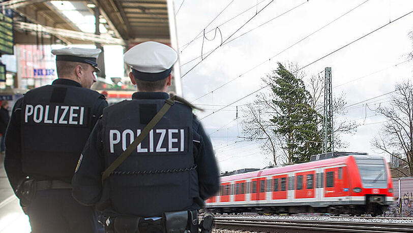 Bundespolizisten gabelten den S-Bahn-Surfer am Hauptbahnhof auf. Gegen seine Festnahme wehrte er sich vehement. Bundespolizisten gabelten den S-Bahn-Surfer am Hauptbahnhof auf. Gegen seine Festnahme wehrte er sich vehement.