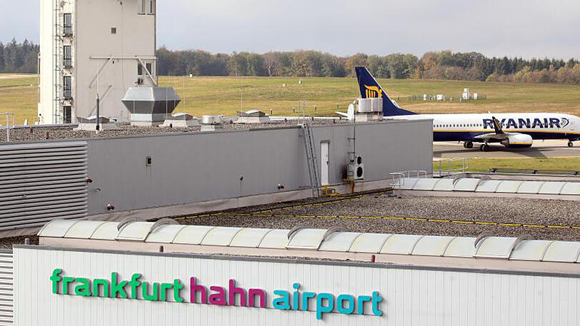 Der Flughafen Hahn im Hunsrück gehört zum großen Teil Rheinland-Pfalz, zum kleinen Teil Hessen.
