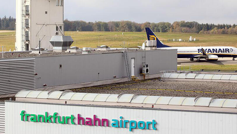 Der Flughafen Hahn im Hunsrück gehört zum großen Teil Rheinland-Pfalz, zum kleinen Teil Hessen. Der Flughafen Hahn im Hunsrück gehört zum großen Teil Rheinland-Pfalz, zum kleinen Teil Hessen.
