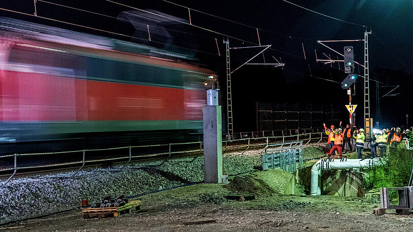 Ein Zug bei Niederbühl auf der wiedereröffneten Rheintalbahn-Strecke zwischen Rastatt und Baden-Baden.