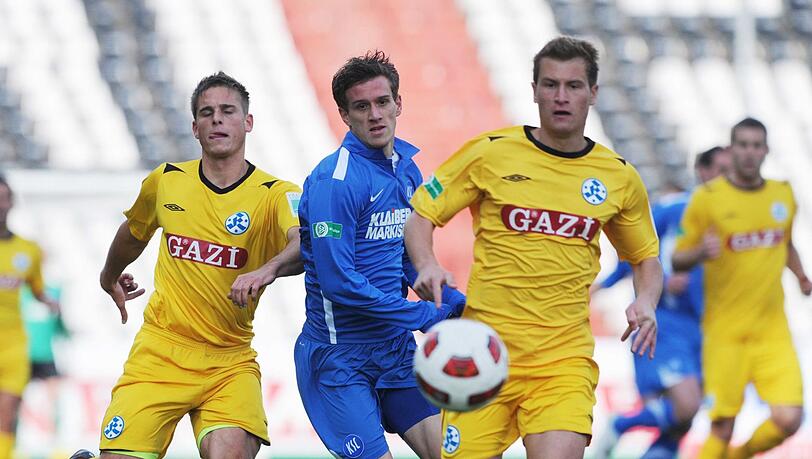 Läuft wohl künftig für den TSV 1860 auf: Alessandro Abruscia (r.), hier im Spiel der Stuttgarter Kickers gegen den Karslruher SC. Läuft wohl künftig für den TSV 1860 auf: Alessandro Abruscia (r.), hier im Spiel der Stuttgarter Kickers gegen den Karslruher SC.