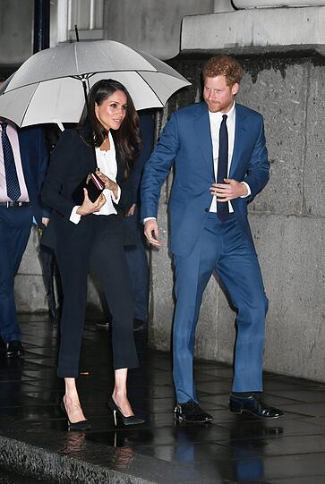 Im verregneten London - Der britische Prinz Harry und seine Verlobte, US-Schauspielerin Meghan Markle, auf dem Weg zu den Endeavour Fund Awards, bei denen die Leistungen verwunderter, verletzter und kranker Militärangehöriger, die an bemerkenswerten sportlichen und abenteuerlichen Herausforderungen teilgenommen haben, geehrt werden.