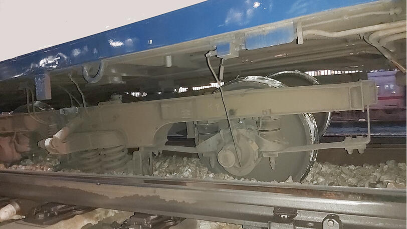 Das Fahrwerk der Zuges war ins Gleisbett gesprungen. Zur Ursache wird noch ermittelt.