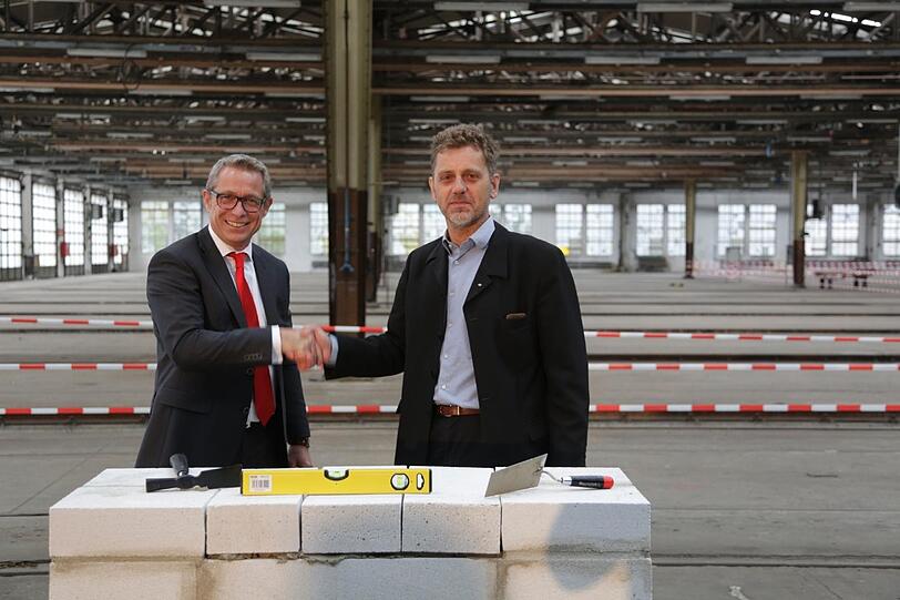 Stefan Wiegand, Geschäftsführer der Region Süd der Aurelis und Dr. Herbert Scheller, Werkleiter der EZW München, nach dem Versenken der Plombe.