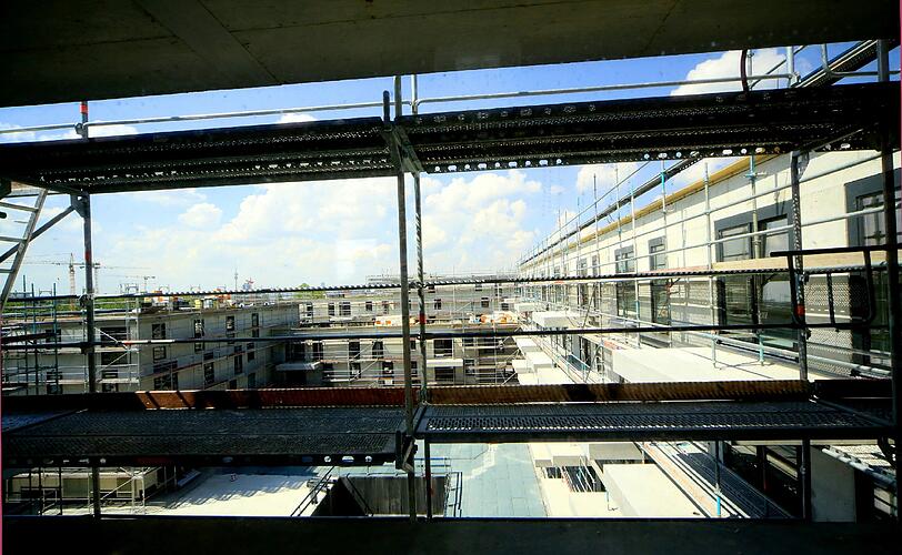 Der Ausblick aus dem vierten Stock. Bei gutem Wetter kann man den Olympiaturm sehen. Noch ist die Sicht aber von Baugerüsten verstellt.