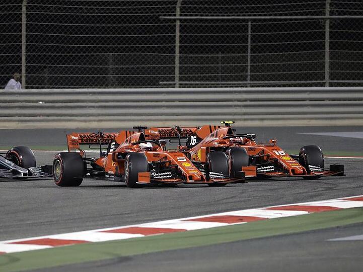Beim Rennen in Bahrain hatte Charles Leclerc ferrariintern vor Sebastian Vettel (5,M) die Nase vorn.