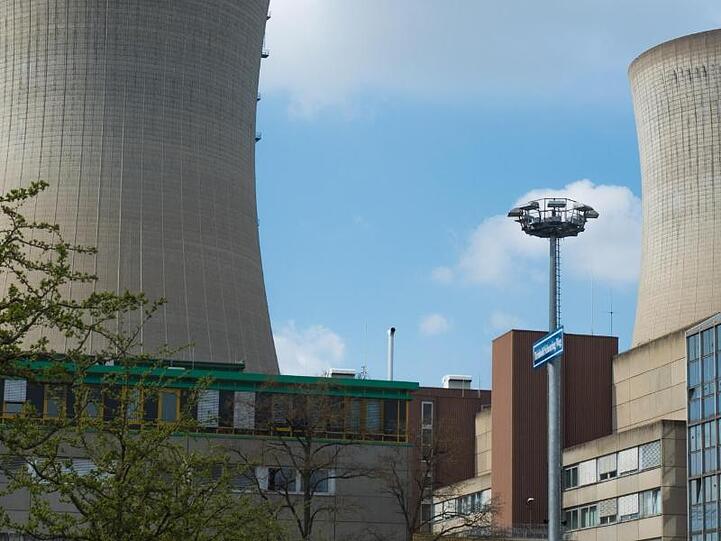 Die Kühltürme des Atomkraftwerks Grafenrheinfeld ragen in den Himmel. Foto: Nicolas Armer/Archiv