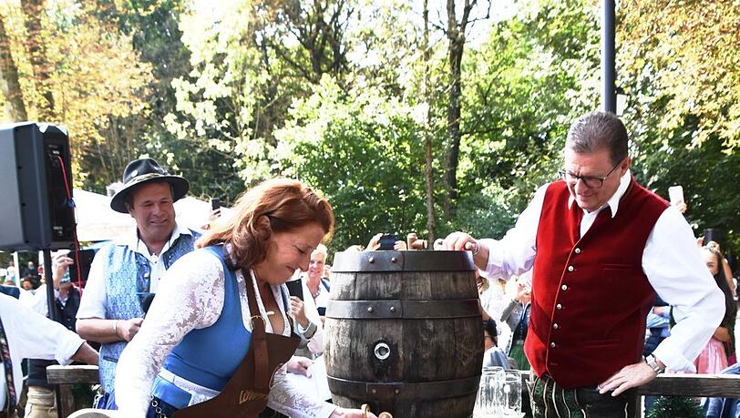 Kabarettistin Luise Kinseher und Bernhard Klier. Kabarettistin Luise Kinseher und Bernhard Klier.