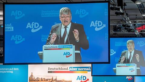Jörg Meuthen spricht in der Dresdener Messehalle beim Bundesparteitag der AfD zu den Delegierten.