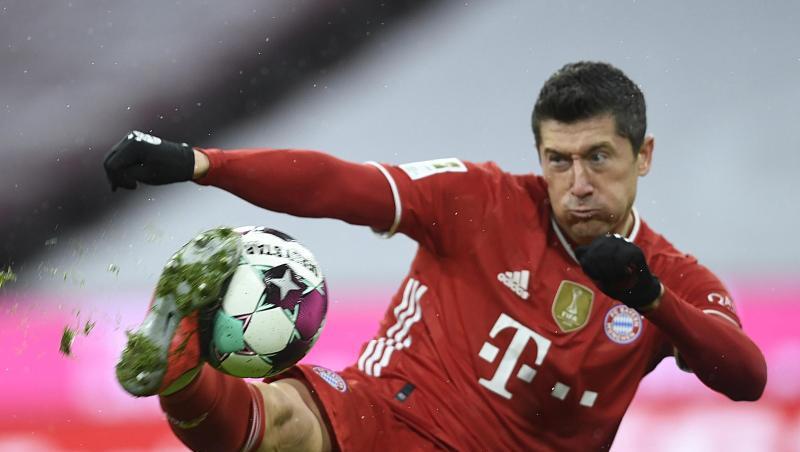 Der Fußballer Robert Lewandowski, vom FC Bayern München, spielt den Ball im eigenen Stadion.