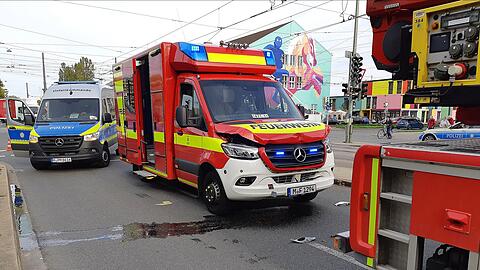 Ein Rettungswagen der Feuerwehr konnte nicht mehr rechtzeitig bremsen und fuhr auf die Drehleiter auf.