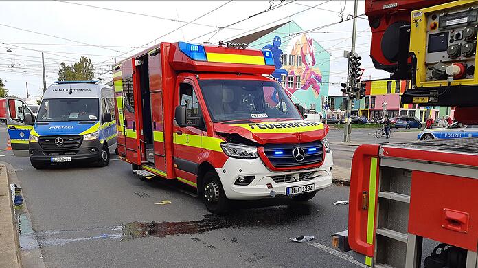 Ein Rettungswagen der Feuerwehr konnte nicht mehr rechtzeitig bremsen und fuhr auf die Drehleiter auf.
