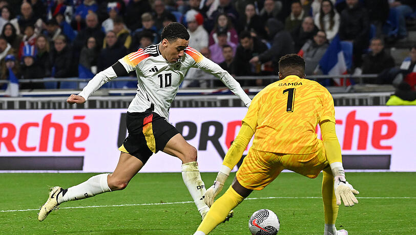Im richtigen Moment die richtige Entscheidung getroffen: Jamal Musiala (l.) lässt Frankreichs Keeper Brice Samba (r.) stehen und legt für Kai Havertz auf. Im richtigen Moment die richtige Entscheidung getroffen: Jamal Musiala (l.) lässt Frankreichs Keeper Brice Samba (r.) stehen und legt für Kai Havertz auf.