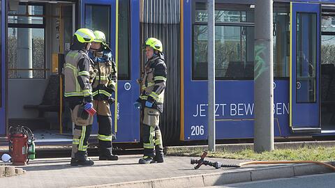 Die 46-Jährige wurde nach dem Brandanschlag am Sonntag mit lebensbedrohlichen Verletzungen in eine Klinik geflogen.