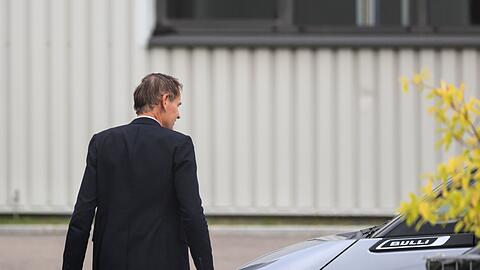 Der VW-Vorstandsvorsitzende Oliver Blume verl&auml;sst nach einer Betriebsversammlung das VW-Werk in Zwickau.