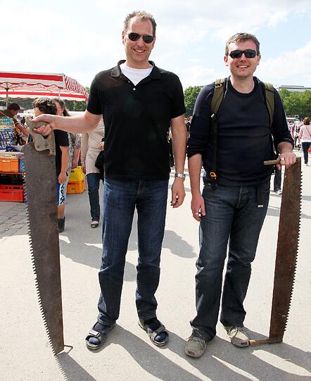 Scharfes Hochzeitsgeschenk: Wer kauft verrostete Sägen? Wolfgang Grebner (l.) und Tobias Schieder. &bdquo;Ein Freund von mir heiratet und er hat ein Sägewerk&ldquo;, sagt Schieder. &bdquo;Wir werden die Namen eingravieren lassen.&ldquo; Die zweite Säge bekamen sie geschenkt, der Verkäufer war heilfroh, überhaupt Sägeliebhaber gefunden zu haben. Die zwei sind aus Niederbayern, die Frauen sind derweil in der Stadt shoppen. Vermutlich keine Sägen.