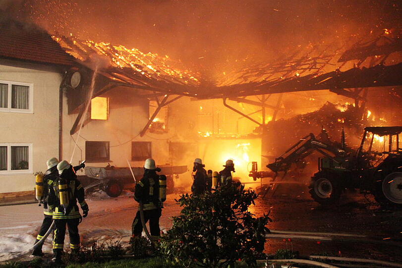 Brand auf einem Bauernhof in Taufkirchen. Die Bilder von den Löscharbeiten