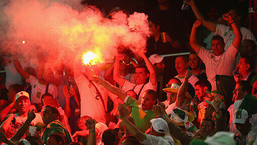 Bereits nach dem Einzug in die KO-Runde feierten algerische Fans auf den Straßen Frankreichs. Jetzt verstärkt man dort die Sicherheitsmaßnahmen! Bereits nach dem Einzug in die KO-Runde feierten algerische Fans auf den Straßen Frankreichs. Jetzt verstärkt man dort die Sicherheitsmaßnahmen!