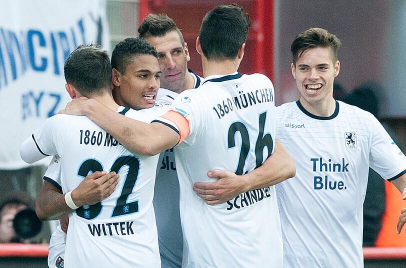 Die Mannschaft feiert mit Rubin Okotie dessen beiden Treffer an der alten Försterei.
