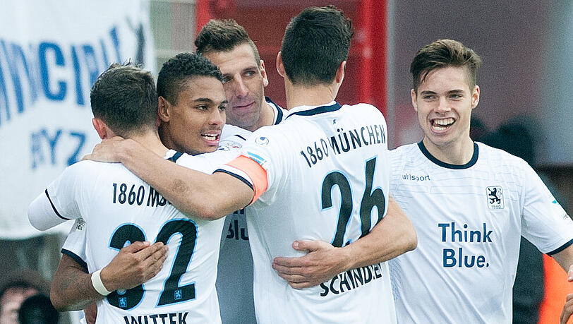 Die Mannschaft feiert mit Rubin Okotie dessen beiden Treffer an der alten Försterei. Die Mannschaft feiert mit Rubin Okotie dessen beiden Treffer an der alten Försterei.
