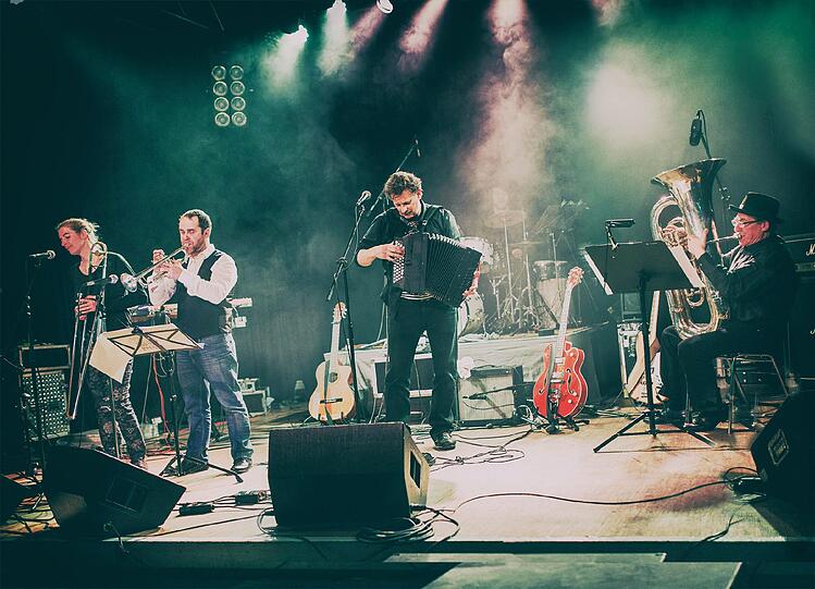 Tollwood unterstützt Tierschutzorganisationen für artgerechte Tierhaltung. Bei einem Benefizkonzert tritt unter anderem "Hundbuam Projekt" (Foto) auf.