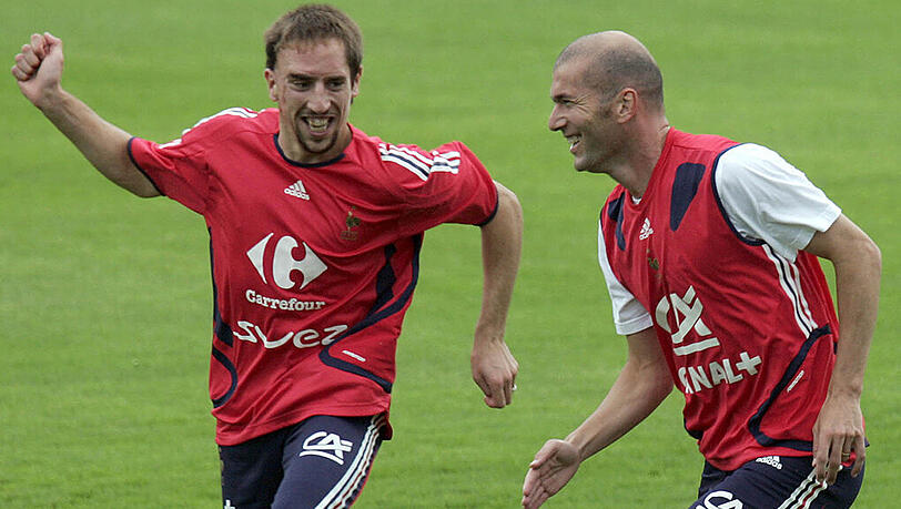 Bei der WM 2006 in Deutschland waren Zinedine Zidane (rechts) und Franck Ribéry noch Kollegen im französischen Nationalteam. Bei der WM 2006 in Deutschland waren Zinedine Zidane (rechts) und Franck Ribéry noch Kollegen im französischen Nationalteam.