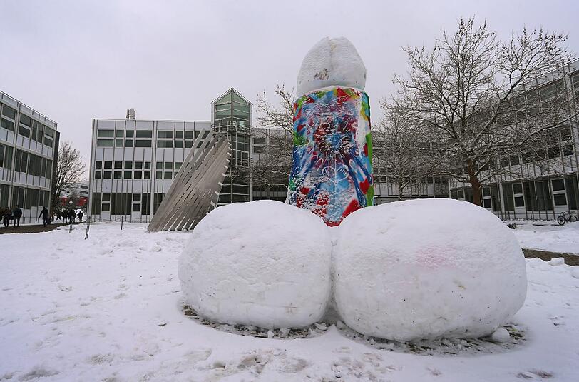 Der Schnee-Penis auf dem Uni-Gelände in Kempten