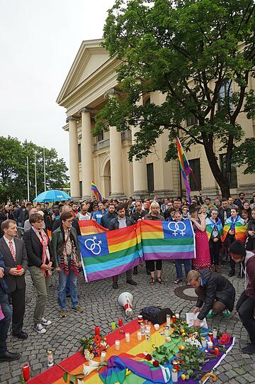 Mahnwache für die Opfer von Orlando vor dem US-Genaeralkonsulat.