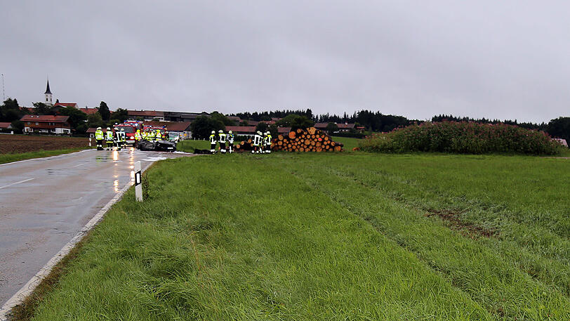 Der BMW-Fahrer krachte gegen den Baumstapel und war vermutlich sofort tot. Die Bilder vom Horror-Crash.