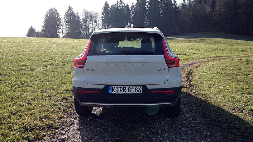 Große Klappe und viel dahinter: Auch die Heckpartie des XC40 mit den typischen, nach unten gezogenen Rücklichtern ist gelungen.