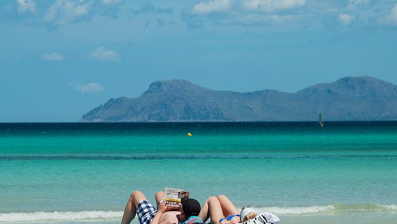 In diesem Jahr ein ferner Traum: Urlauber liegen am Strand an der Platja de Muro im Norden der Mittelmeerinsel Mallorca. In diesem Jahr ein ferner Traum: Urlauber liegen am Strand an der Platja de Muro im Norden der Mittelmeerinsel Mallorca.