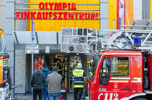 Einsatzkräfte der Feuerwehr belüften die Gänge im Olympia Einkaufszentrum in München.