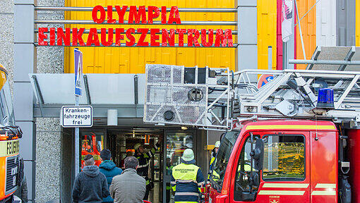 Einsatzkräfte der Feuerwehr belüften die Gänge im Olympia Einkaufszentrum in München. Einsatzkräfte der Feuerwehr belüften die Gänge im Olympia Einkaufszentrum in München.