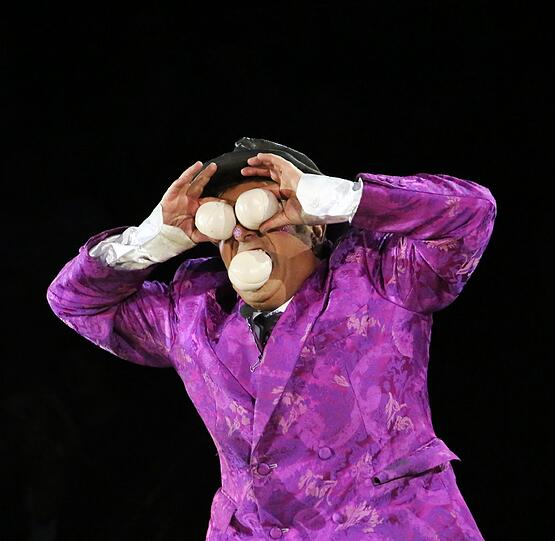 Clown Francesco spielt Verstecken.