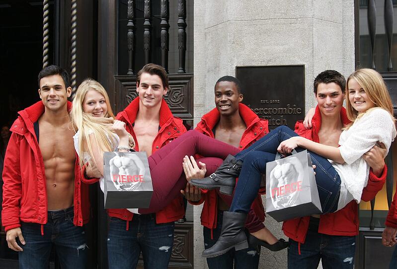 Strahlende Mienen und imposante Sixpacks: Abercrombie & Fitch-Mitarbeiter mit zwei Kundinnen bei der Eröffnung im Oktober 2012. Jetzt haben die Beschäftigten auch einen Betriebsrat.